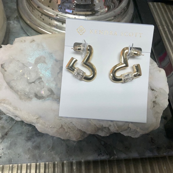 Kendra Scott Emery Heart Gold Hoop Earrings - Picture 5 of 6